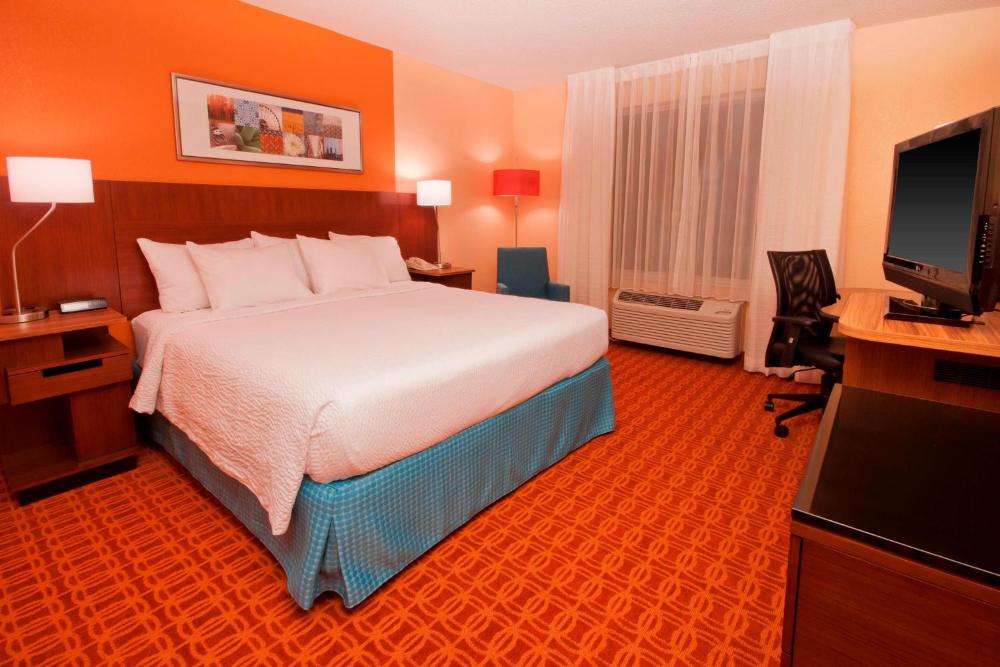 King Room with Roll-in Shower - Mobility Accessible interior